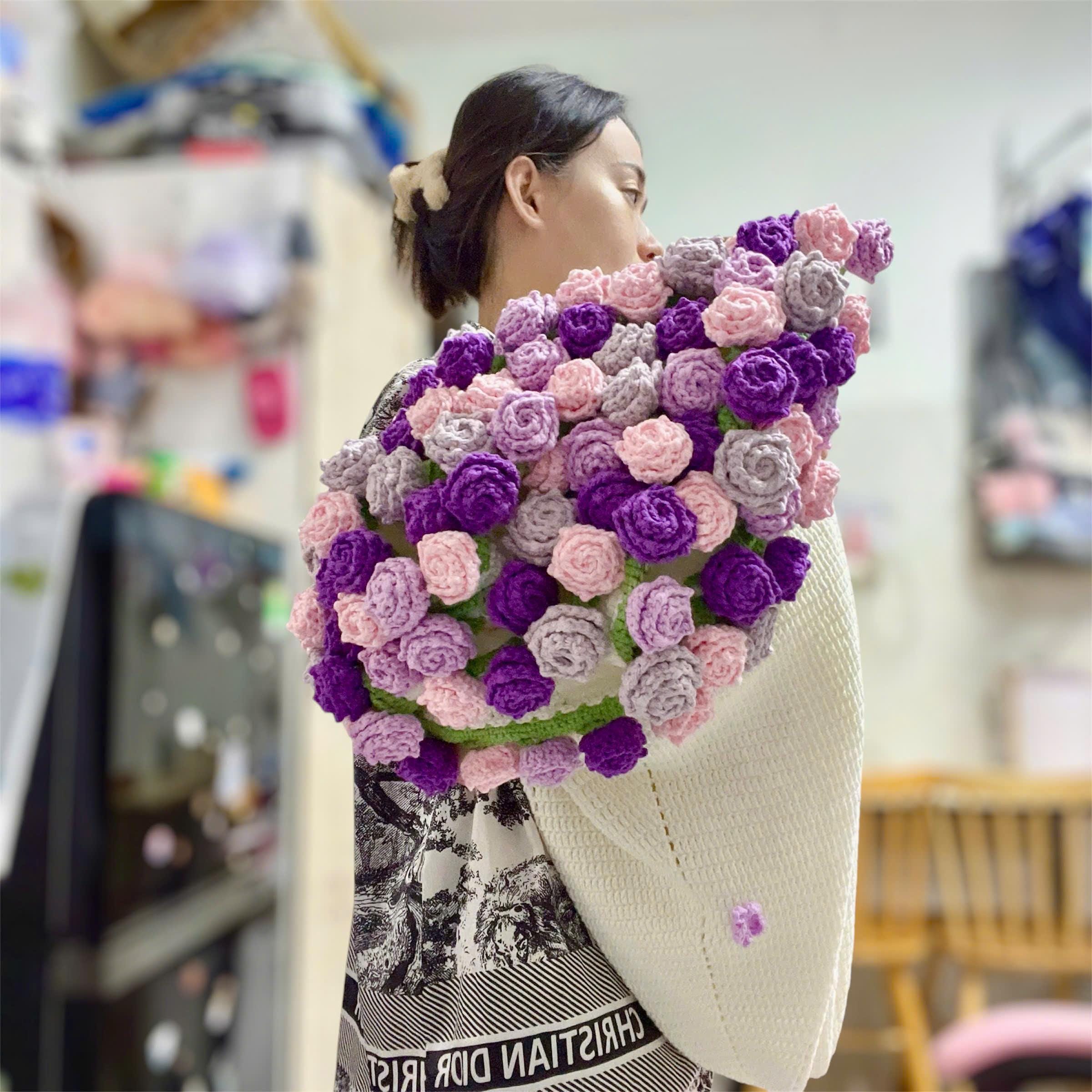 Coperta Floreale 3D A Bouquet Di 52 Rose Uncinetto – 120x120 Cm, Fatta A Mano, Leggera E Morbida