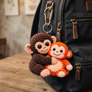 Może przedstawiać: Zestaw trzech ceramicznych pojemników z pokrywkami, z nakrapianym białym szkliwem i minimalistycznym designem. Pojemniki różnią się rozmiarem, odpowiednie do przechowywania w kuchni. Największy ma około 20 cm wysokości.