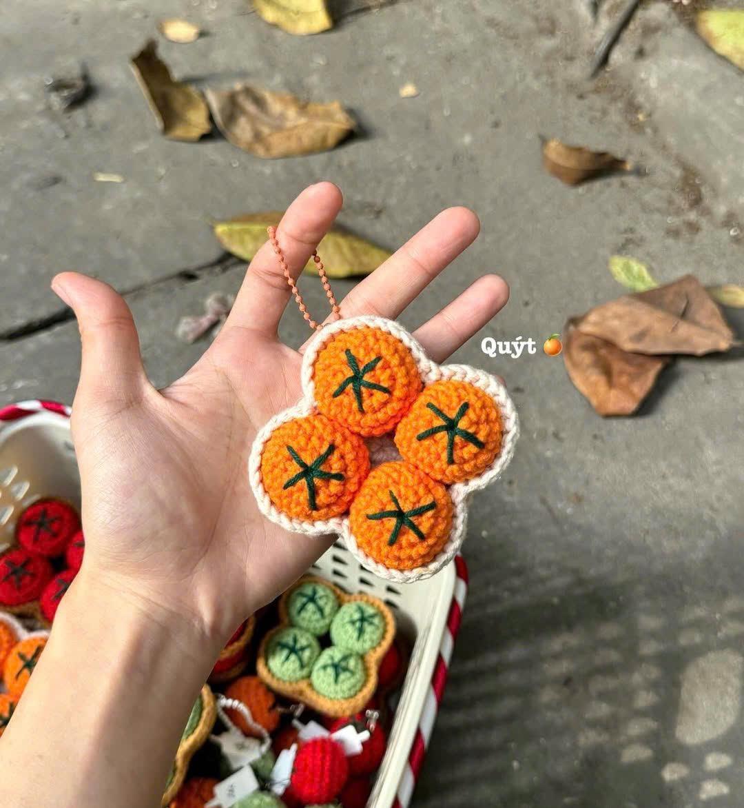 ミニかぎ針編みトマトキーホルダー – 手作りあみぐるみフルーツ