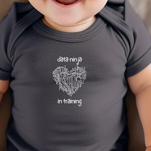 Babybody „Data Ninja in Ausbildung“ | Geschenk für Datenwissenschaftler-Babys | Baby-Outfit für Programmierer | Geschenk für Software-Ingenieure zum Neugeborenen