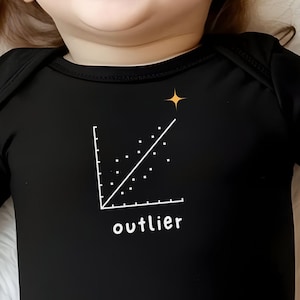 Könnte beinhalten: Schwarzer Baby-Body mit langen Ärmeln und einem weißen Diagramm mit Streupunkten und dem Wort "outlier". Die Grafik enthält einen Stern. Das Baby lächelt.
