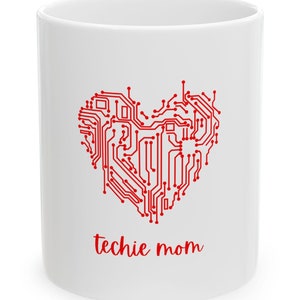 Op de afbeelding: Witte keramische mok met een rood printje van een printplaat in de vorm van een hart en de tekst "techie mom" eronder gedrukt.