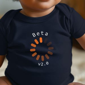 Technikie Baby Body mit lustigem 'Beta v2.0' Design