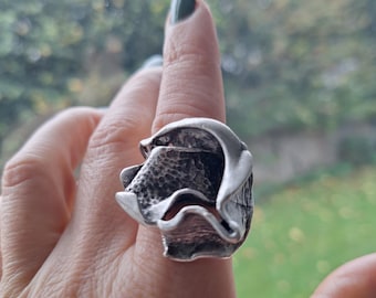 Anillo brutalista escultural / Anillo llamativo en tono plateado, joyería vanguardista, arte para vestir
