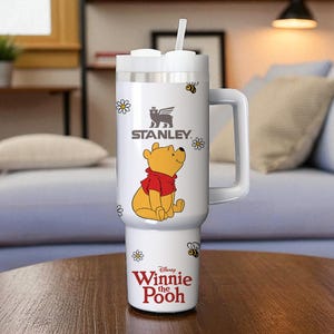 Benutzerdefinierte Winnie The Pooh 40 Unzen Becher, klassische Winnie The Pooh Tumbler 40 Unzen Tasse, Pooh Liebhaber Geschenk, Geschenk für sie und ihn