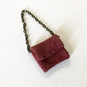 Bolso de mano en miniatura con correa de cadena y ante color burdeos a escala 1/12