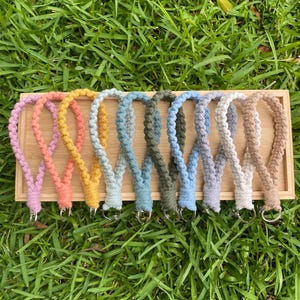 Llavero de macramé hecho a mano con dije bohemio