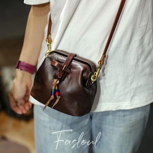 Vintage Leather Doctor Bag – Retro Beaded Clasp, Handmade Cowhide Purse, Small Crossbody & Clutch, Kiss Lock Handbag, Anniversary Gift