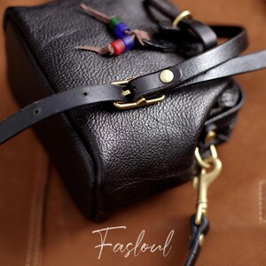 Vintage Leather Doctor Bag – Retro Beaded Clasp, Handmade Cowhide Purse, Small Crossbody & Clutch, Kiss Lock Handbag, Anniversary Gift