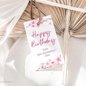 Etichetta regalo di compleanno modificabile, etichetta regalo di buon compleanno personalizzata stampabile per lei, etichetta personalizzata floreale primaverile rosa con fiori di ciliegio Sakura C101