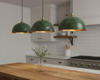 Handgjorda set med taklampor i grön patina i koppar, hamrad köksö, oxiderad kupoltaklampa, rustik taklampa
