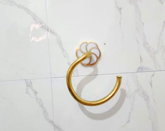 Handcrafted Brass Towel Holder – Elegant Wall-Mounted Vintage Hook with Floral White/Black Resin Backplate,Swirling Floral Design