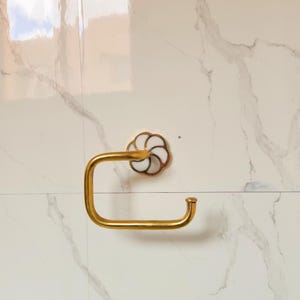Handmade Brass Toilet Paper Holder – Vintage Floral Wall-Mounted Bathroom Accessory, Antique Gold Toilet Roll Holder, Rustic Bathroom Décor
