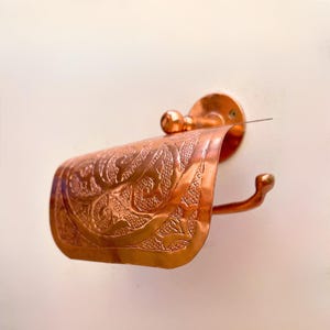 Porta carta igienica in rame massiccio inciso, porta rotolo per bagno di servizio fatto a mano, porta carta igienica a parete in ottone