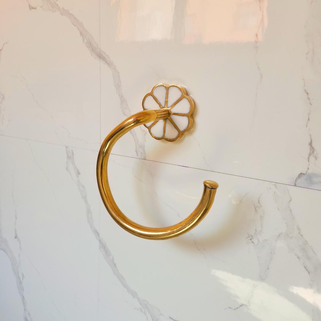 Flower Brass Towel Ring,Handcrafted Brass Towel Ring – Vintage Floral Wall-Mounted Holder for Bathroom & Kitchen Decor,Stylish Floral design