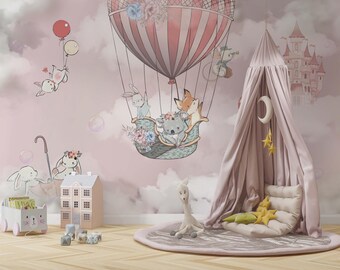 Könnte beinhalten: Ein rosa-weißer Heißluftballon mit einem Koala, einem Fuchs und einem Hasen im Korb. Der Ballon fliegt über einem rosa-weißen Wolkenhintergrund. Es gibt ein rosa Zelt mit einem weißen Mond und Sternen, die von der Spitze hängen. Das Zelt hat ein weißes Kissen und ein grün-gelbes Kissen im Inneren. Es gibt auch ein paar Blöcke auf dem Boden.