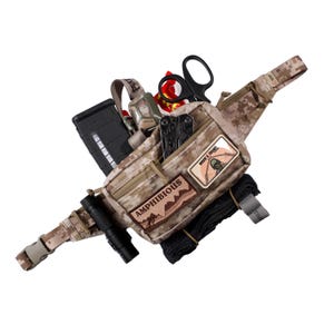 Puede incluir: Una riñonera de camuflaje marrón y beige con una linterna negra, un cargador, una multiherramienta y unas tijeras. La riñonera tiene un parche que dice "Amphibious" y otro parche que dice "Wreck & Thrive!"