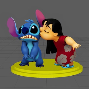 Może przedstawiać: Figurka postaci Disneya Stitch i Lilo. Stitch jest niebieski z dużymi uszami i uśmiechem. Lilo, w czerwonej sukience, całuje Sticha w policzek. Stoją na ż&oacute;łtej, okrągłej podstawie.