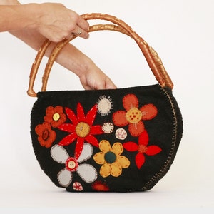 Bolso de mano---Fieltro de flores-------- 100 por ciento fieltro. .--- bolso de fieltro negro---bordado de flores--asas vintage
