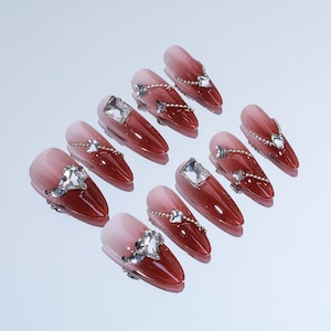 Uñas postizas de diamante: uñas largas personalizadas con diseño de almendra en escamas