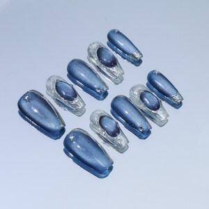 Uñas postizas Blue Flake hechas a mano: almendra larga estilo Y2K