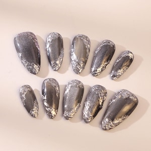 Uñas postizas plateadas hechas a mano: almendra larga, estilo Y2K