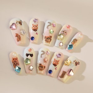 Uñas postizas hechas a mano: uñas almendradas de gato japonés Y2K