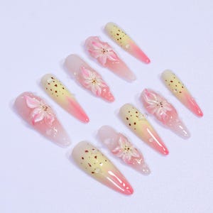 Uñas prensadas con diseño floral de almendras: estilo japonés Y2K