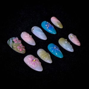 Uñas prensadas con flores 3D hechas a mano: Juego de uñas almendradas personalizado