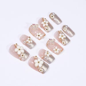 Uñas florales prensadas hechas a mano: estilo japonés Y2K