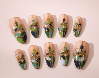 Unghie finte con fiori in vetro colorato, nail art con vetri dipinti a mano, unghie con linea verde oro, eleganti unghie finte in gel fatte a mano