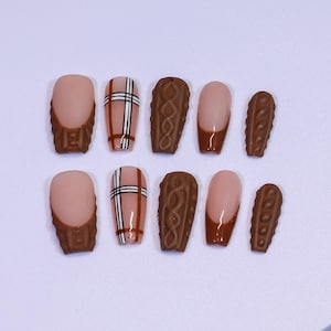 Uñas postizas hechas a mano: diseños almendra, cuadros y punto cable