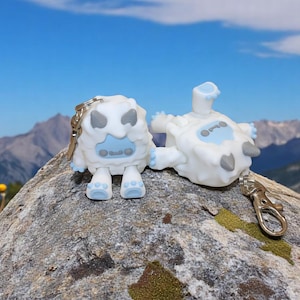 3D Printed Yeti Keychain – Cute Cryptid Keyring – Abominable Snowman Gift – Mythical Creature Bag Charm – Geeky Fantasy Accessory