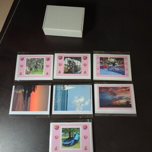 Halb offenes Valentinstagskarten-Set: Kakadu-Freunde, Schlittschuhläufer, McLaren, Eichhörnchen, Sonnenuntergänge, Segelboote, Botschaften auf den Innenseiten