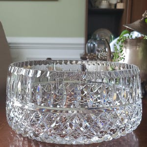 Puede incluir: Un cuenco de cristal tallado transparente, de forma ancha y redonda. El cuenco presenta un patr&oacute;n de diamantes en la mitad inferior y cortes verticales cerca del borde. Est&aacute; dise&ntilde;ado para fines decorativos o de servicio.