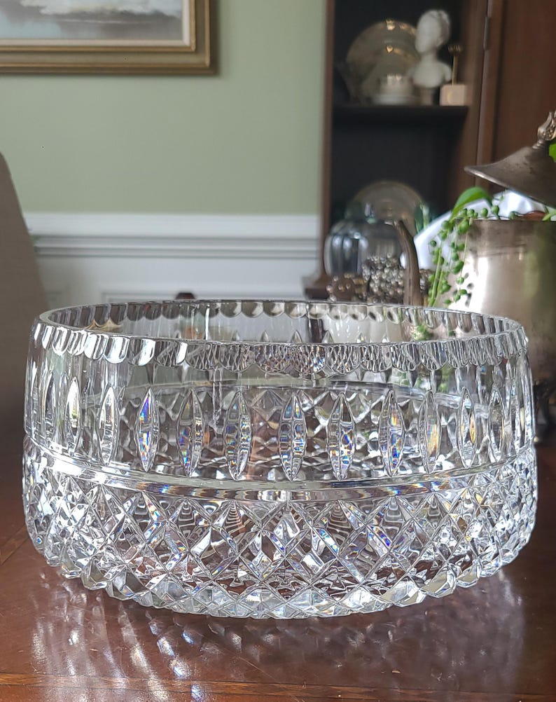 Puede incluir: Un cuenco de cristal tallado transparente, de forma ancha y redonda. El cuenco presenta un patr&oacute;n de diamantes en la mitad inferior y cortes verticales cerca del borde. Est&aacute; dise&ntilde;ado para fines decorativos o de servicio.