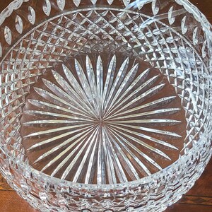 Puede incluir: Un cuenco de cristal tallado transparente con un patr&oacute;n detallado. El cuenco presenta un dise&ntilde;o tallado en forma de diamante en los lados y un patr&oacute;n de rayos de sol en la base. El borde tiene cortes ovalados. Ideal para servir.