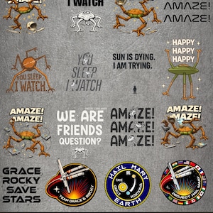 Puede incluir: Un conjunto de gráficos PNG con criaturas alienígenas, naves espaciales y texto. Las frases incluyen "AMAZE!", "YOU SLEEP I WATCH" y "WE ARE FRIENDS QUESTION?". Los diseños son en tonos naranja, verde y negro.