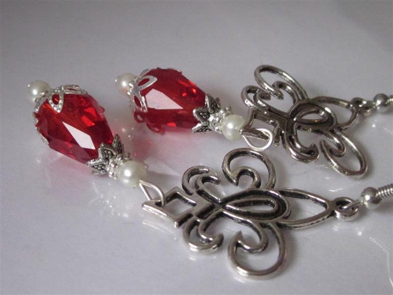 FACETED RED ACRYLIC CRYSTAL BRIOLETTE TEARDROP SILVER PLATED DROP EARRINGS