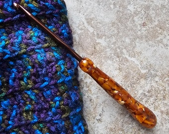 Crochet Hook with Color Coordinated Hand Turned Acrylic Handle - 5mm, Letter H - Sunset Turnings