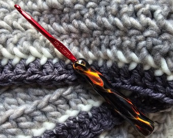 Crochet Hook with Color Coordinated Hand Turned Acrylic Handle - 5.5mm, Letter I - Sunset Turnings