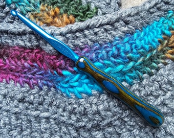 Crochet Hook with Color Coordinated Hand Turned Acrylic Handle - 6.5mm, Letter K - Sunset Turnings