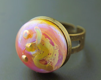 Handgemaakte glazen ring - Verstelbaar antiek messing, iriserende lampwork cabochon