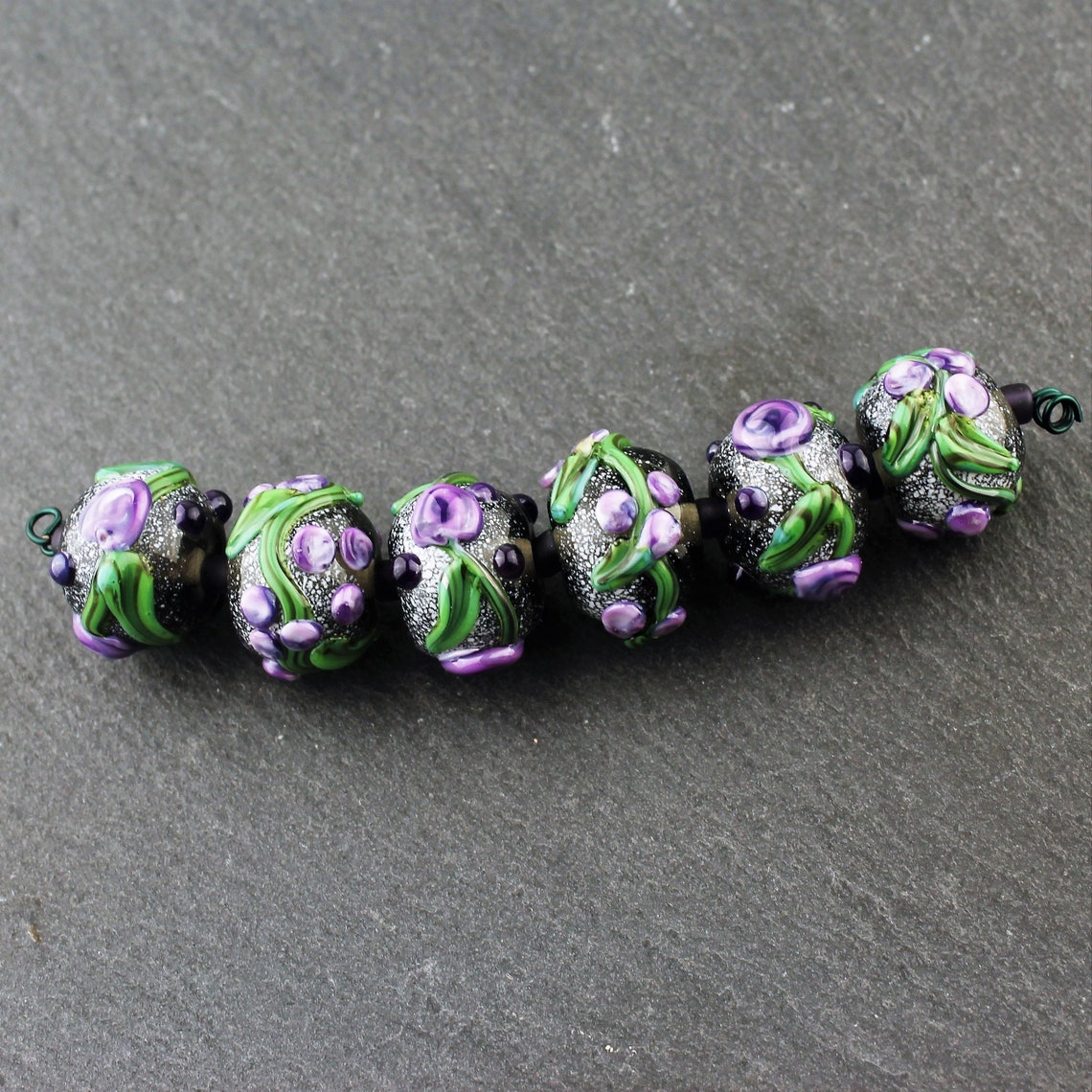 Lila Grüne Und Gelbe Babypartydekorationen : Lila Und Gelbe Blume In