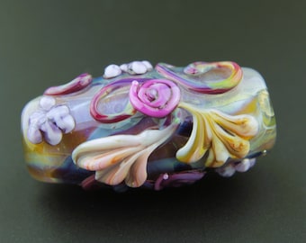 Lampwork glaskralen, focal vat, iriserend blauw met roze bloemen