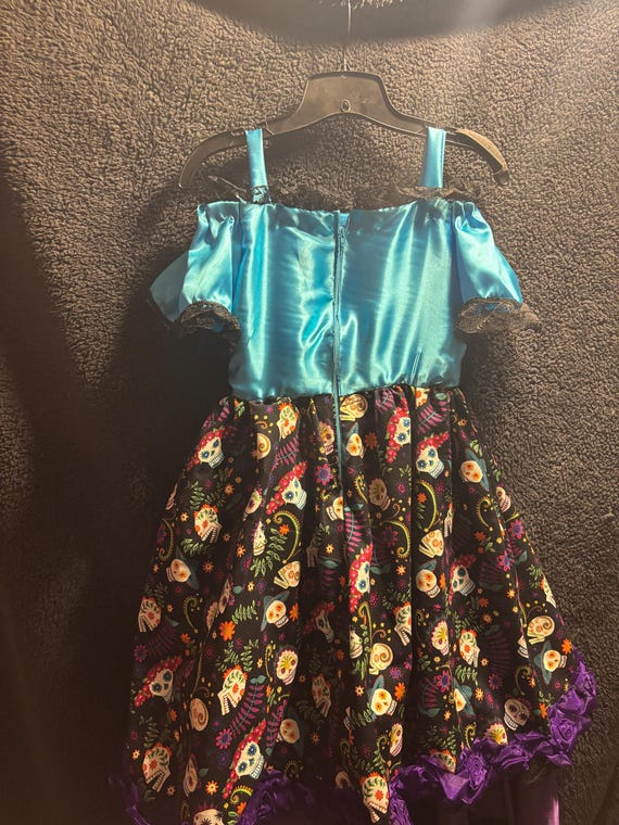 day of the dead purple dress Dia De Los Muertos. The Day of the Dead is a time to honor and remember those who have passed for they are never truly gone as long as they are remembered
