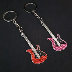 Brelok do kluczy z gitarą ze strasami: prezent dla miłośnika muzyki