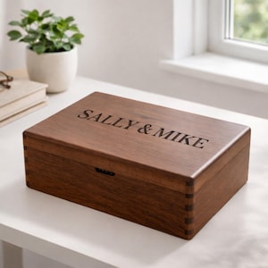 Caja de recuerdos de madera personalizada: regalo de boda para pareja. Caja de aniversario con grabado personalizado.
