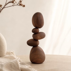 Magnetische Walnuss-Balance-Steine - Skulpturale Schreibtischdekoration für neue Anfänge, durchdachte Einweihungspartys oder als Geschenk für den neuen Job