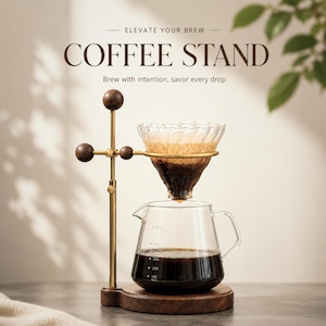 Peut inclure: Un support à café avec un système de préparation de café en verre. Le support est en bois et en laiton, avec les mots "COFFEE STAND" et "Elevate Your Brew" dans l'image. Le café est en cours de préparation dans une carafe en verre.